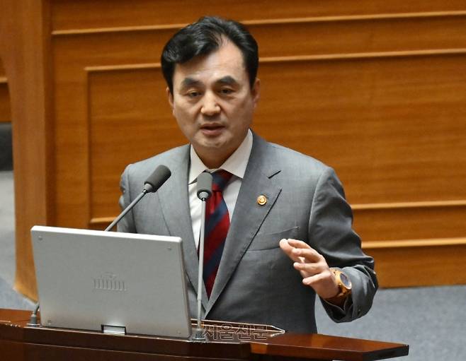 안규백 국방부 장관이 16일 국회에서 열린 외교·통일·안보에 관한 대정부 질문에서 배준영 국민의힘 의원의 질의에 답변하고 있다. 2025.9.16 홍윤기 기자