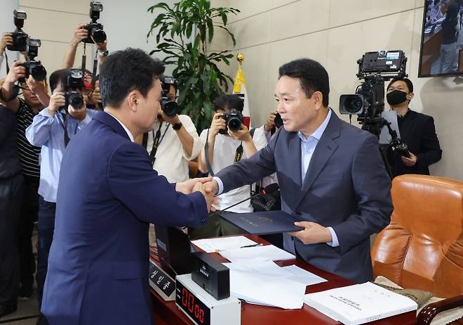 안규백 국방부 장관 후보자가 15일 서울 여의도 국회 국방위원회에서 열린 인사청문회에서 선서를 마친 뒤 국민의힘 소속 성일종 국방위원장에게 선서문을 제출하고 있다. 2025.7.15 연합뉴스