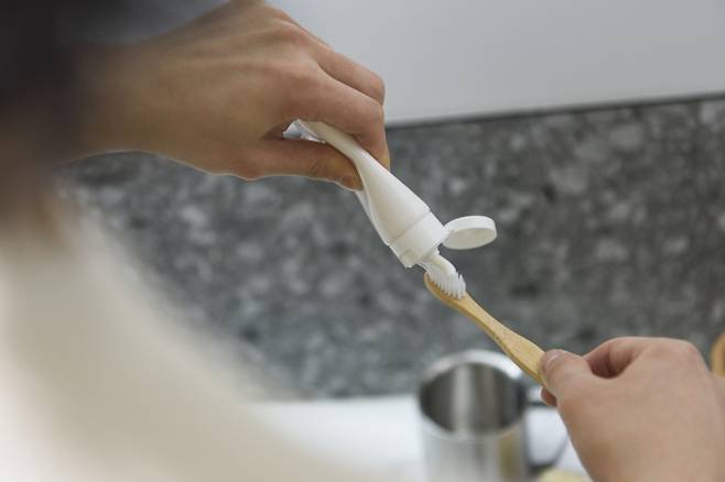 전문가들은 양치질만으로는 구취를 완전히 예방할 수 없다며, 치실과 혀 청소의 중요성을 강조했다. 아이클릭아트