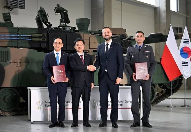 안규백 국방부 장관이 8월 1일 폴란드 글리비체에서 열린 K2 전차 2차 이행계약 서명식에서 기념 촬영하고 있다. 국방부 제공