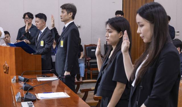 5일 국회에서 열린 법제사법위원회 법안심사1소위원회에서 열린 검찰 개혁 입법청문회에서 서울 남부지검에서 건진 전성배씨 관련한 수사를 담당했던 검사들과 압수수색 증거품인 '관봉권'을 관리했던 검찰 수사관들이 출석해 증인 선서를 하고 있다. (왼쪽부터) 이희동 부산고검 검사(전 서울남부지검 1차장 검사), 박건욱 대구지검 인권보호관(전 서울남부지검 부장검사), 김정민·남경민 서울남부지검 수사관. 연합뉴스