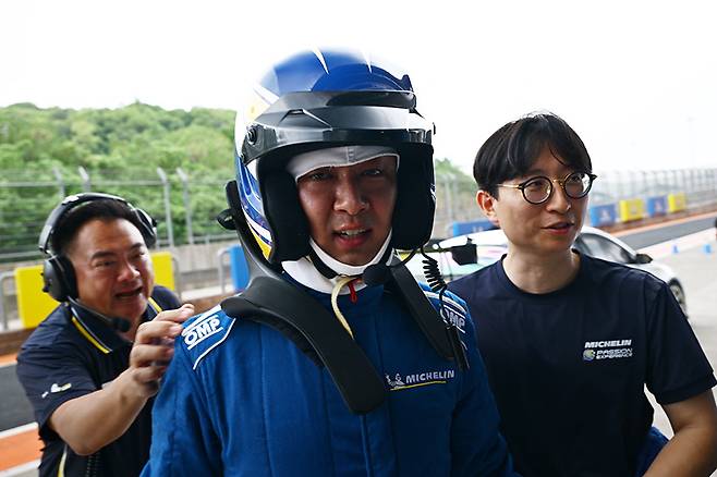 주행을 마친 모터트렌드 코리아 주영삼 기자를 격려하는 강병휘. 사진: 김학수 기자