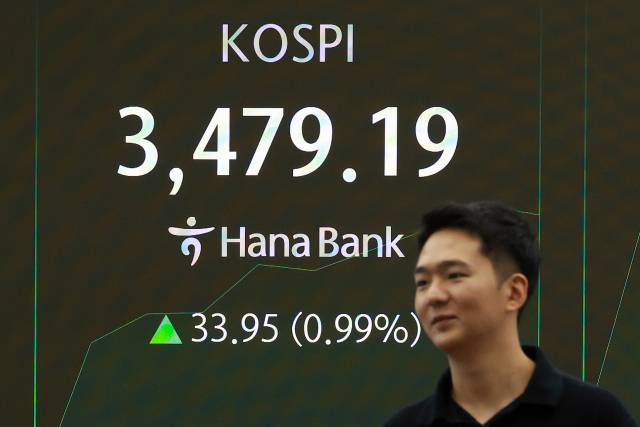 22일 코스피는 전 거래일보다 18.60p(0.54%) 오른 3463.84로 개장했다. 장 초반 상승 폭을 키워 3481.96을 기록하며 최고치를 다시 한 번 경신했다. 연합뉴스