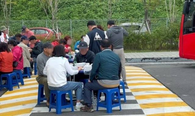 2023년 10월 고속도로 휴게소서 술판 벌이는 단체 관광객들. 연합뉴스