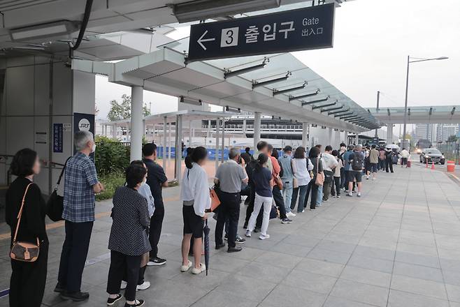 서울 강남구 수서역 앞 버스정류장에서 서울 시내 대형 종합병원 진료를 받으려는 환자와 이용객들이 병원 셔틀버스를 기다리고 있다. ⓒ시사저널 박정훈