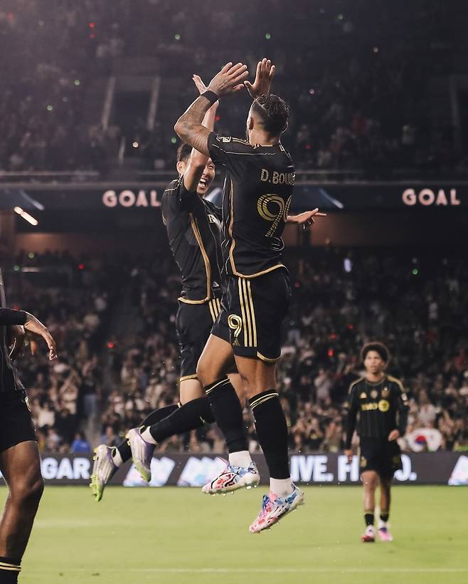 LAFC 손흥민(왼쪽)이 22일(한국시간) 미국 캘리포니아주 BMO 스타디움에서 열린 솔트레이크와 MLS 정규리그 홈경기에서 득점한 뒤 어시스트를 해준 부앙가와 기쁨을 나누고 있다. 사진출처｜LAFC 페이스북