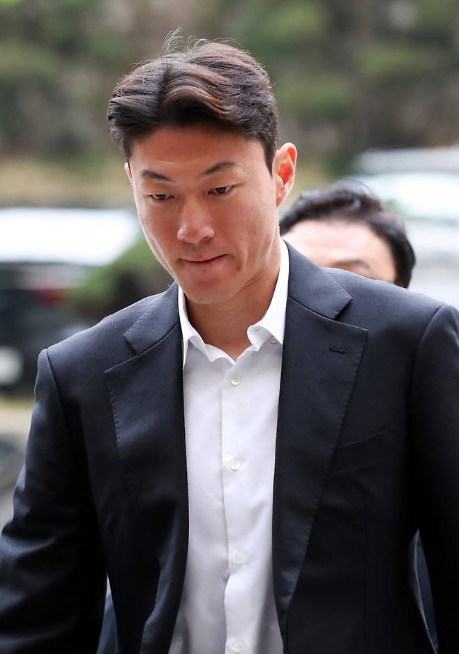 전 축구국가대표팀 공격수 황의조가 불법 촬영 혐의에 대해 1심과 2심에서 모두 징역형을 선고받았다. 이에 KFA는 황의조의 신분을 ‘준 영구제명’ 상태라고 못박으며 국내에서 선수, 지도자, 심판, 선수관리담당자 등으로 등록될 수 없다고 밝혔다. 사진은 지난해 10월 16일 서울 서초구 서울중앙지법에서 열린 1심 1차공판에 출석하고 있는 황의조. 뉴시스