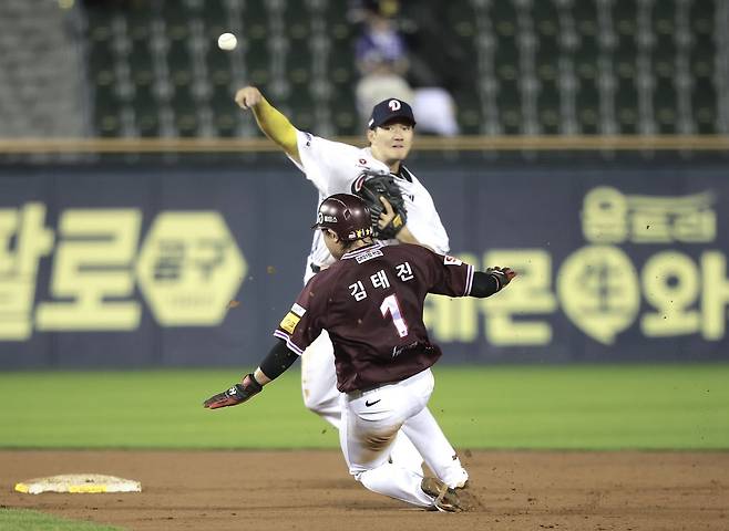 키움 김태진(1번)은 22일 허리 통증으로 1군 엔트리에서 빠졌다. 내야 다양한 포지션을 소화하며 라인업에 활력을 불어넣었다.｜뉴시스