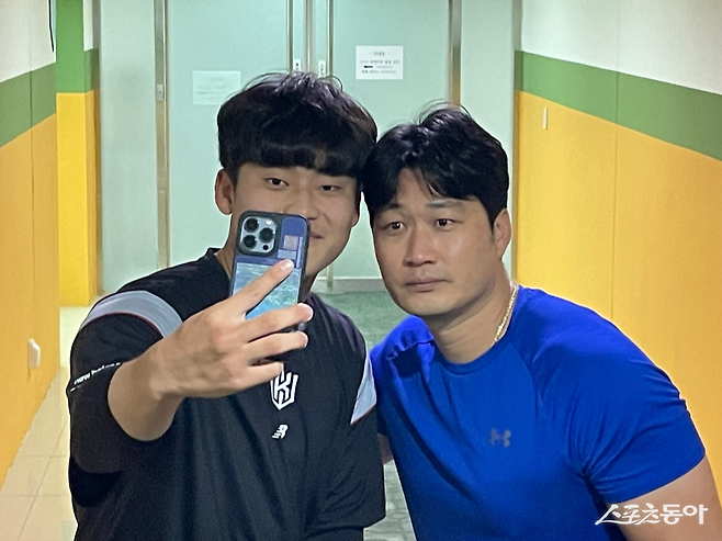 KT 박영현(왼쪽)이 2022년 10월 4일 수원KT위즈파크에서 열린 삼성과 홈경기를 앞두고 자신의 휴대전화로 우상인 삼성 오승환과 ‘셀카’를 찍고 있다. 스포츠동아DB