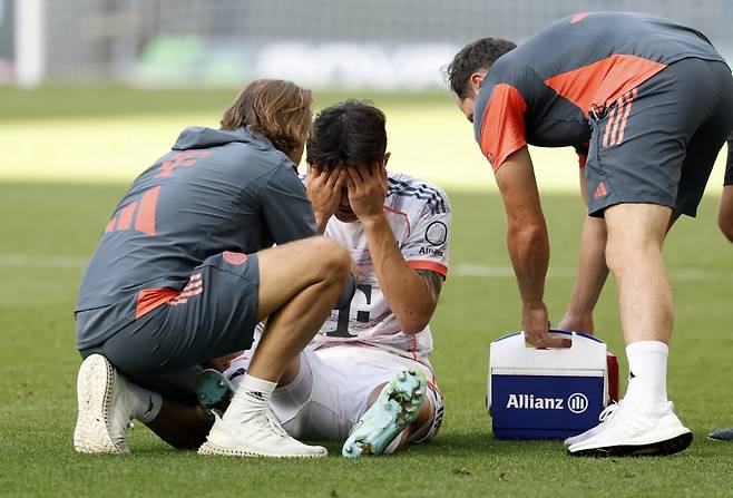 바이에른 뮌헨 김민재(가운데)가 20일 호펜하임과의 분데스리가 4라운드 원정 경기 도중 다쳐 치료를 받고 있다. 로이터연합뉴스