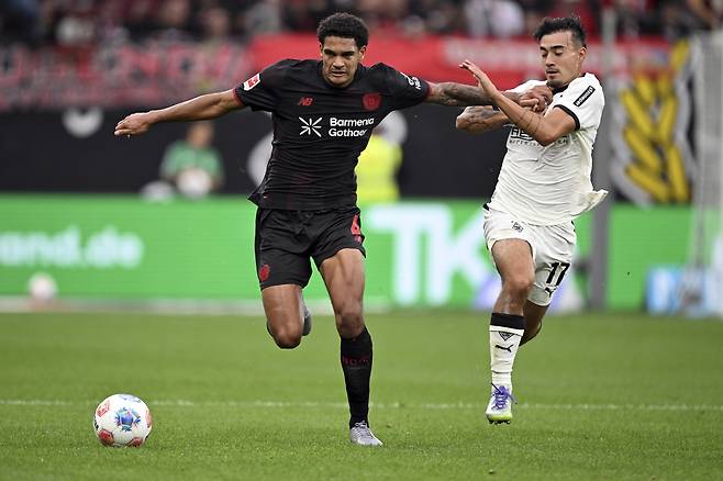 상대 선수와 공을 다투는 옌스 카스트로프(오른쪽).      레버쿠젠 | AP연합뉴스