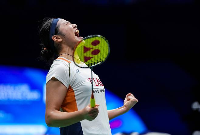 안세영이 21일 중국 선전에서 열린 2025 세계배드민턴연맹(BWF) 월드투어 중국 마스터스 여자 단식 결승에서 승리한 뒤 포효하고 있다.     선전 | 신화연합뉴스