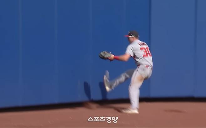 워싱턴 내셔널스의 중견수 제이콥 영이 22일 미국 뉴욕의 시티필드에서 열린 뉴욕 메츠전에서 5회말 2루타성 타구를 펜스 플레이로 막아낸 뒤 놓친 공을 발로 차올리고 있다. MLB 닷컴 영상 캡처
