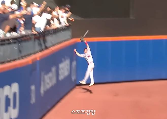 워싱턴 내셔널스의 중견수 제이콥 영이 22일 미국 뉴욕의 시티필드에서 열린 뉴욕 메츠전에서 9회말 홈런성 타구를 점프 캐치하고 있다. MLB 닷컴 영상 캡처