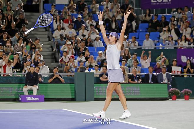 이가 시비옹테크가 21일 서울 송파구 올림픽공원 테니스코트에서 끝난 여자프로테니스(WTA) 투어 코리아오픈  단식 결승에서 에카테리나 알렉산드로바를 꺾고 우승을 확정한 뒤 기뻐하고 있다. 대회조직위원회 제공