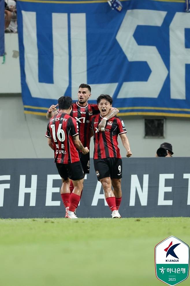 서울 공격수 조영욱(오른쪽)이 지난달 24일 울산 HD전에서 득점을 넣은 뒤 동료들과 함께 기뻐하고 있다. 프로축구연맹 제공