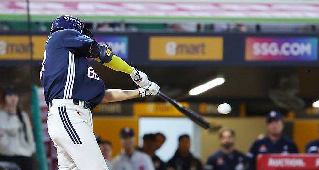 두산 안재석이 22일 인천 SSG랜더스필드에서 열린 2025 프로야구 SSG와 원정 경기에서 5회초 적시타를 치고 있다. 인천 | 연합뉴스