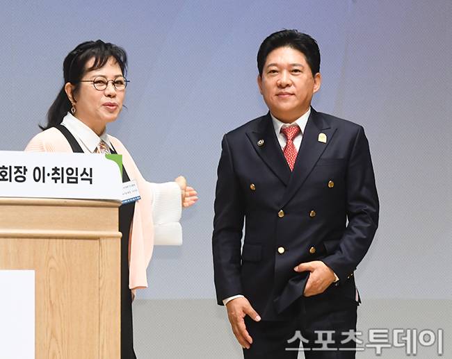 6·7대 회장 이자연이 8대 신임 회장 박상철을 소개하고 있다