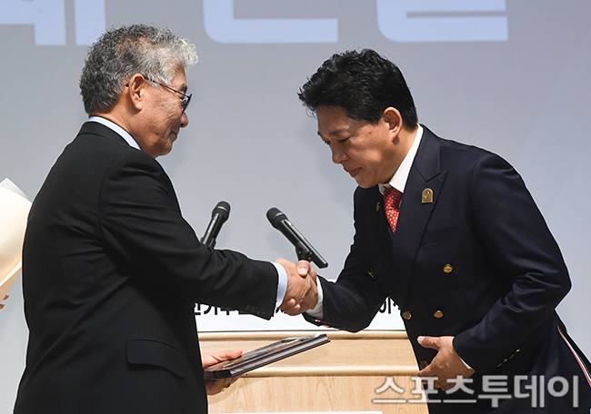 박상철이 회장 임명패를 받고 있다