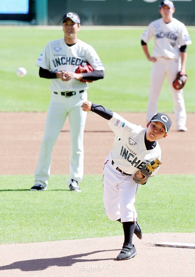 [영상] 시구하러 용감하게 마운드 오른 김민재 군 '우리 아빠는......'