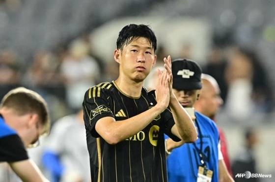 손흥민이 1일 오전 11시 45분(한국시간) 미국 로스앤젤레스의 BMO 스타디움에서 열린 2025시즌 미국 메이저리그 사커(MLS) 서부 컨퍼런스 29라운드 홈 경기가 끝난 뒤 박수치고 있다. /AFPBBNews=뉴스1