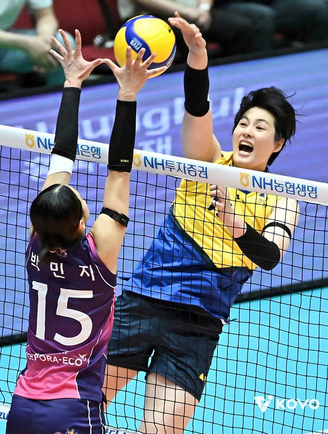 현대건설 김희진이 21일 전남 여수 진남체육관에서 열린 흥국생명과의 2025 여수·NH농협컵 프로배구대회 여자부 1차전 흥국생명전에서 공격을 시도하고 있다. /사진=한국배구연맹(KOVO) 제공