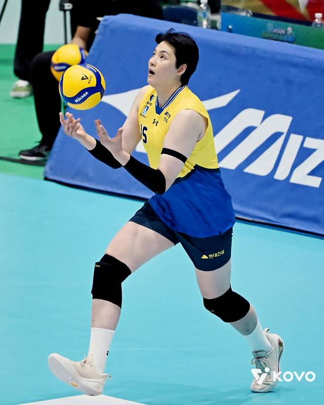 현대건설 김희진이 21일 전남 여수 진남체육관에서 열린 흥국생명과의 2025 여수·NH농협컵 프로배구대회 여자부 1차전 흥국생명전에서 서브를 하고 있다. /사진=한국배구연맹(KOVO) 제공