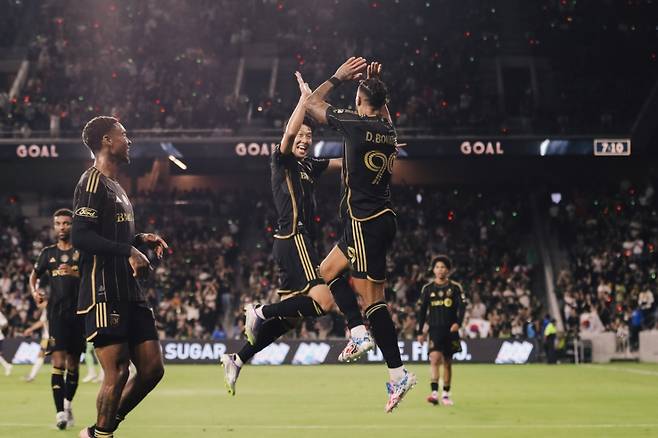 손흥민(가운데)과 데니스 부앙가(오른쪽)가 22일(한국시간) 미국 캘리포니아주 LA의 BMO 스타디움에서 열린 2025 미국프로축구(MLS) 정규리그 홈경기에서 득점 후 펄쩍 뛰며 하이파이브하고 있다. /사진=로스앤젤레스FC(LAFC) 공식 사회관계망서비스(SNS)