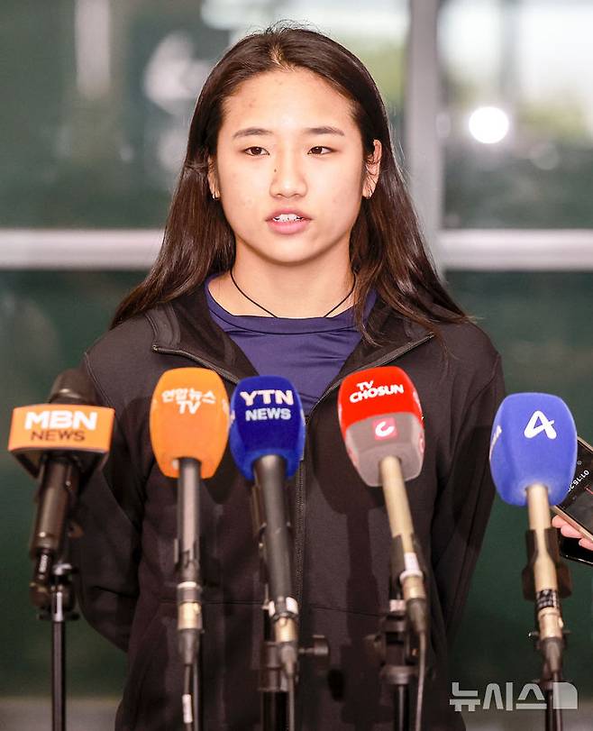 중국 마스터스 2연패를 달성한 배드민턴 여자단식 세계랭킹 1위 안세영이 22일 인천국제공항을 통해 귀국 후 취재진의 질문에 답하고 있다. /사진=뉴시스