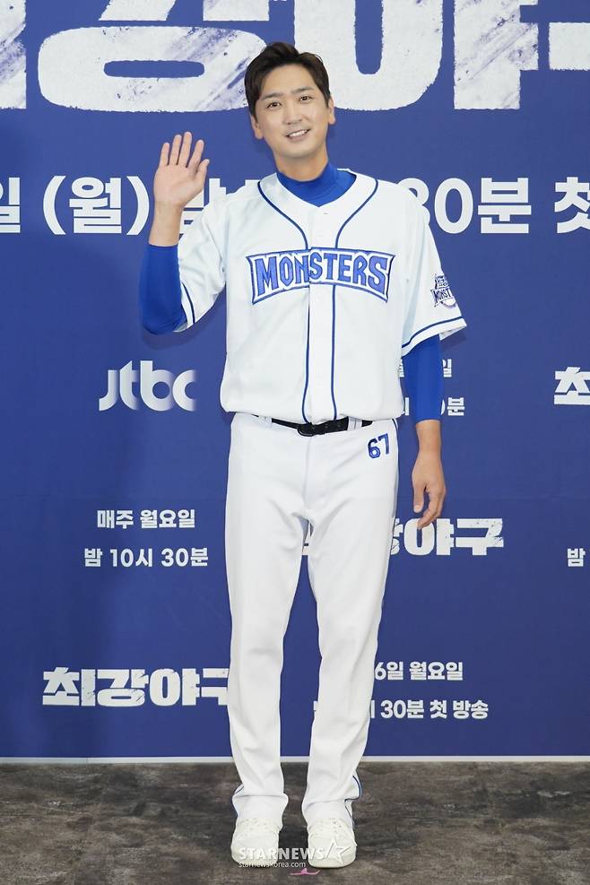 전 야구선수 심수창이 30일 오후 온라인 생중계로 진행된 JTBC 새 예능 '최강야구' 제작발표회에 참석해 포즈를 취하고 있다.  프로야구팀에 대적할만한 11번째 구단을 결성한다는 포부를 갖고 전국의 야구 강팀과 대결을 펼치는 야구 리얼리티 프로그램 '최강야구'는 6월 6일 첫 방송된다. /사진제공=JTBC 2022.05.30
