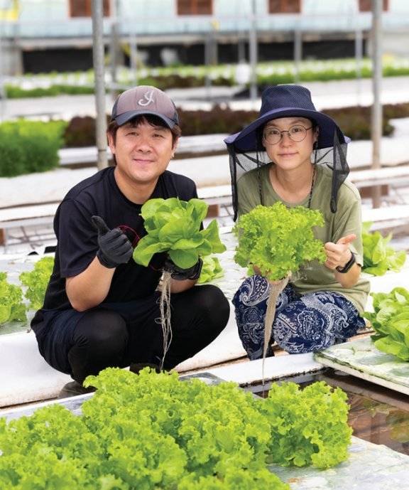 청년 농부 부부 정해용 씨(왼쪽)와 임아람 씨가 직접 재배한 작물을 들어 보이고 있다. 박해윤 기자&nbsp;