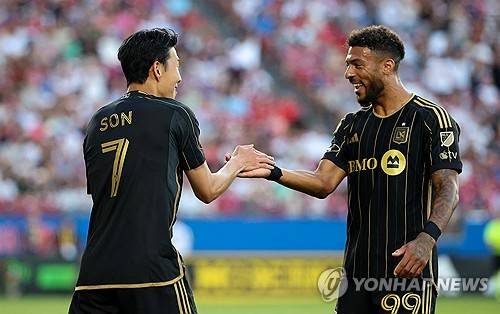 손흥민이 '킹 메이커'가 될 수 있을까. 로스앤젤레스FC(LAFC)의 새로운 공격 콤비인 '흥부 듀오' 손흥민과 드니 부앙가의 호흡이 점점 좋아지면서 현지에서는 미국프로축구 메이저리그사커(MLS) 득점 선두로 올라선 부앙가가 손흥민의 도움에 힘입어 리오넬 메시와 시즌 막판까지 득점왕 경쟁을 펼칠 수 있을 거라는 전망이 나오고 있다. 사진 연합뉴스