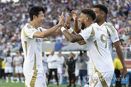 손흥민이 '킹 메이커'가 될 수 있을까. 로스앤젤레스FC(LAFC)의 새로운 공격 콤비인 '흥부 듀오' 손흥민과 드니 부앙가의 호흡이 점점 좋아지면서 현지에서는 미국프로축구 메이저리그사커(MLS) 득점 선두로 올라선 부앙가가 손흥민의 도움에 힘입어 리오넬 메시와 시즌 막판까지 득점왕 경쟁을 펼칠 수 있을 거라는 전망이 나오고 있다. 사진 연합뉴스