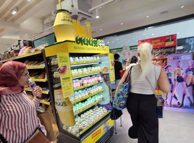 CU 명동역점 내 바나나맛 우유 판매대 [촬영 신선미]