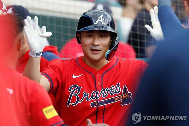 시즌 5호 홈런을 때리고 동료 축하를 받는 김하성 [Imagn Images=연합뉴스]