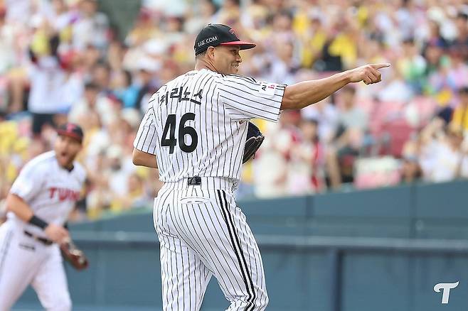 기뻐하는 LG 치리노스 (서울=연합뉴스) 9일 서울 잠실야구장에서 열린 2025 프로야구 KBO리그 한화 이글스와 LG 트윈스의 경기. LG 선발 치리노스가 이닝을 마친 뒤 기뻐하며 더그아웃으로 향하고 있다. 2025.8.9 [LG 트윈스 제공. 재판매 및 DB 금지] photo@yna.co.kr