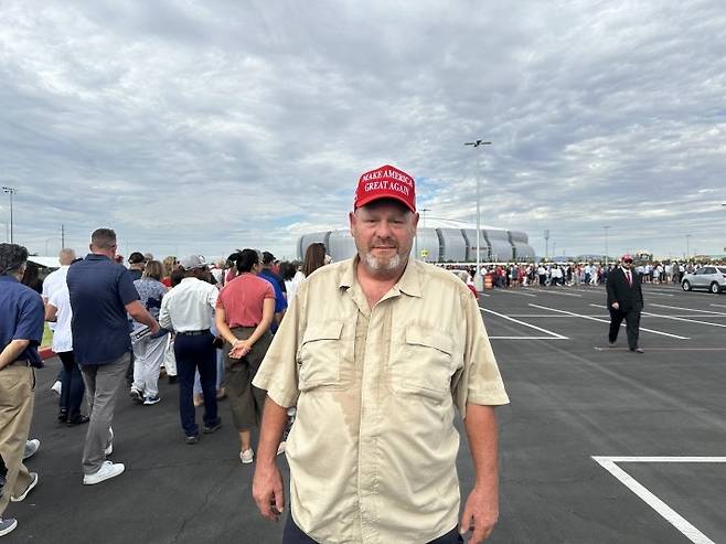 찰리 커크 추모식에 참석하려고 온 칼 쿤스만씨 (글렌데일[미 애리조나주]=연합뉴스) 임미나 특파원 = 21일(현지시간) 오전 9시께 미국 애리조나주 피닉스 외곽 글렌데일의 스테이트팜 스타디움 앞에서 찰리 커크 추모식에 참석하려고 대기 중이던 칼 쿤스만씨가 자신의 생각을 연합뉴스 기자에게 말하고 있다. mina@yna.co.kr