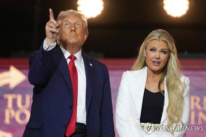 트럼프 대통령과 에리카 커크 [AP 연합뉴스 자료사진]