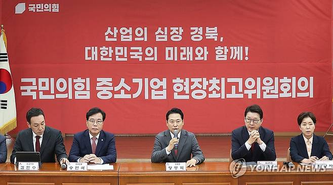 국민의힘 중소기업 현장최고위원회의 참석한 장동혁-송언석 (경산=연합뉴스) 윤관식 기자 = 국민의힘 장동혁 대표와 송언석 원내대표가 22일 경북 경산시 경산산업단지관리공단에서 열린 국민의힘 중소기업 현장최고위원회의에 참석하고 있다. 2025.9.22 psik@yna.co.kr