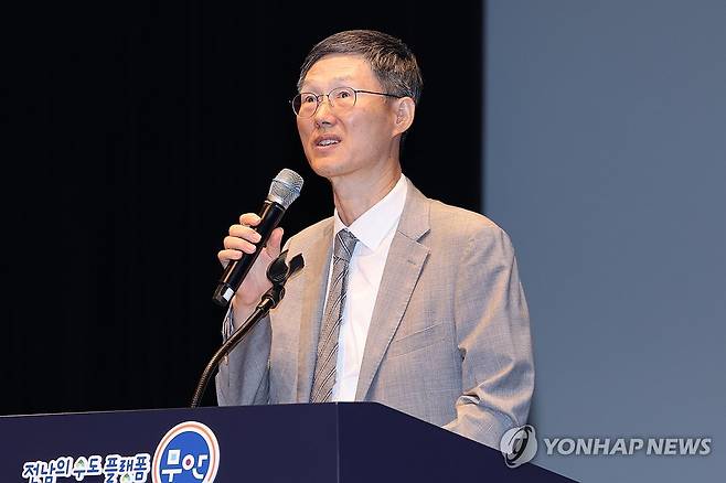 문형배 전 헌재 소장 대행 '청렴, 법의 정신' 강연 (광주=연합뉴스) 김혜인 기자 = 22일 전남 무안군 무안읍 승달문화체육관에서 문형배 전 헌법재판소장 권한대행이 '청렴, 법의 정신으로 다시 생각하다'라는 주제로 강연하고 있다. 2025.9.22 in@yna.co.kr