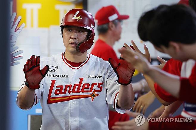 최정 득점 (인천=연합뉴스) 임순석 기자 = 6일 인천 SSG랜더스필드에서 열린 2025 프로야구 삼성 라이온즈와 SSG 랜더스의 경기. 6회 말 1사 주자 1, 3루 SSG 현원회의 1타점 적시타때 홈을 밟은 최정이 더그아웃에서 동료들과 하이파이브 하고 있다. 2025.8.6 soonseok02@yna.co.kr