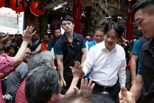 시민과 인사하는 라이칭더 대만 총통(흰색 상의) [대만 총통부 캡처. 재판매 및 DB 금지]