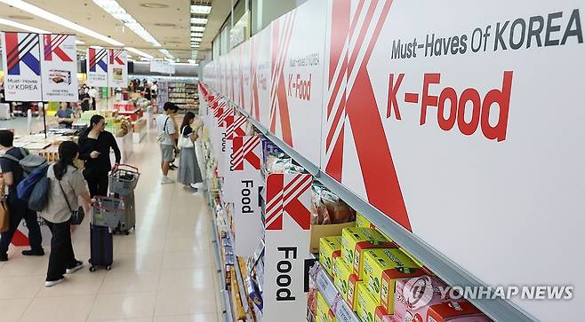 'K-푸드를 한곳에' (서울=연합뉴스) 이지은 기자 = 외국인 관광객 특화매장. 2023.9.6