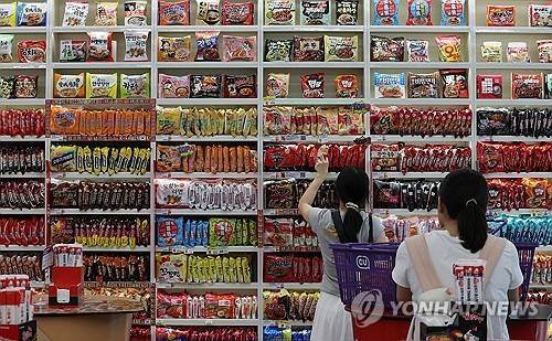 K푸드 대미 수출, 26개월 만에 감소 (서울=연합뉴스) 이동해 기자 = 20일 서울 마포구 CU 홍대상상점 라면 라이브러리를 찾은 고객이 라면을 살펴보고 있다. 2025.8.20 eastsea@yna.co.kr