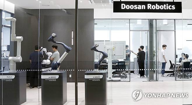 두산로보틱스, 이노베이션 센터 오픈 (서울=연합뉴스) 두산로보틱스가 로봇 연구개발(R&D) 역량을 통합한 '두산로보틱스 이노베이션 센터'를 오픈했다고 15일 밝혔다. 사진은 두산로보틱스 이노베이션 센터에서 연구개발 인력들이 기술 및 제품에 대한 논의하는 모습. 2025.9.15 [두산로보틱스 제공. 재판매 및 DB 금지] photo@yna.co.kr