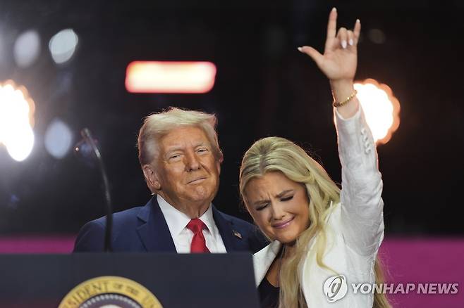 찰리 커크 부인 에리카와 트럼프 미국 대통령 [AP=연합뉴스]