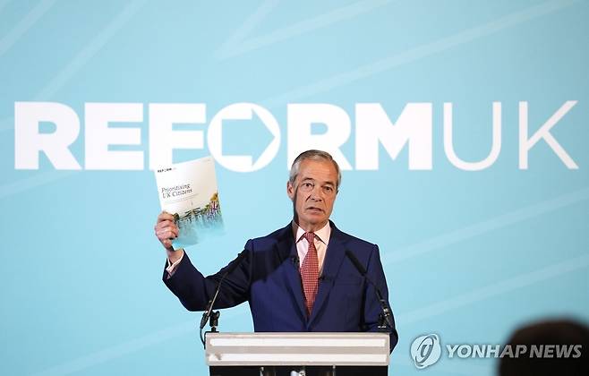 22일 영국개혁당 이민 정책 발표하는 패라지 대표 [AP/PA 연합뉴스 재판매 및 DB 금지]