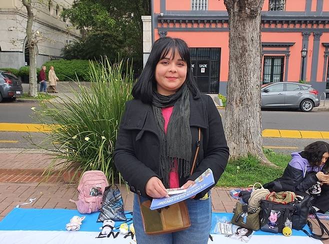 "스트레이키즈를 아르헨에 보내주세요" (부에노스아이레스=연합뉴스) 김선정 통신원 =21일(현지시간) 아르헨티나의 수도 부에노스아이레스의 벨그라노 지역 공원에서 연합뉴스 취재진과 만난  스트레이키즈 팬클럽 리더 비안카(29)가 스트레이키즈의 중남미 투어에 대한 희망을 피력하고 있다.  2025.9.22 sunniek8@yna.co.kr