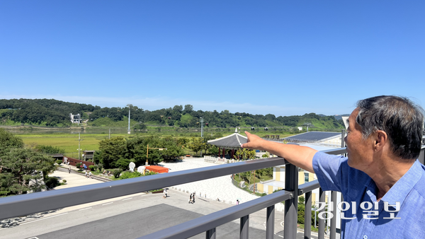 이완배 파주 통일촌 이장이 임진각 3층 전망대에서 민통선 내에 있는 마을을 가리키고 있다.