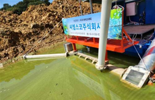 소양강댐 인근에서 발생한 녹조를 녹조제거선이 흡입하고 있다. /한국수자원공사 제공